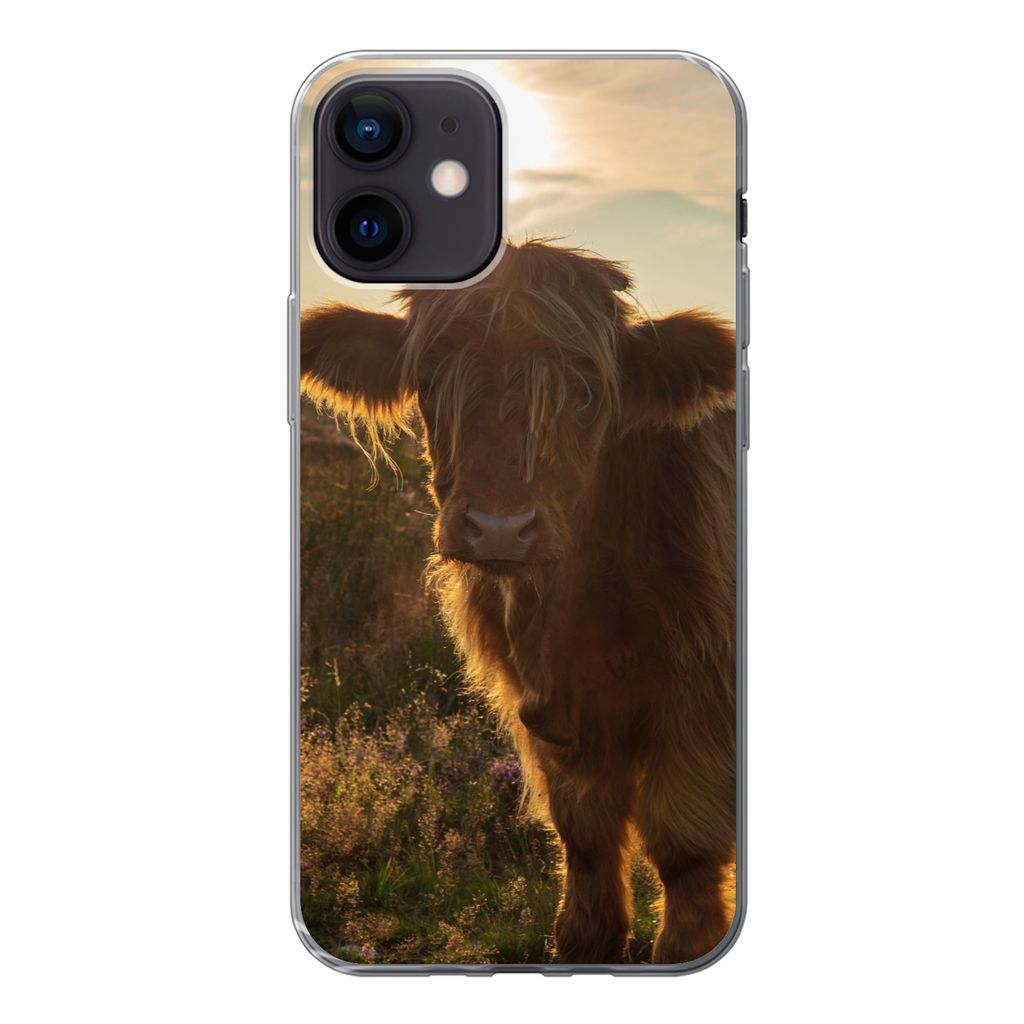 MuchoWow Handyhülle Schutzhülle Hülle für iPhone 12 Schottischer Highlander - Sonnenuntergang - Gras Silikon Softcase Handy Hülle - Schutzh...