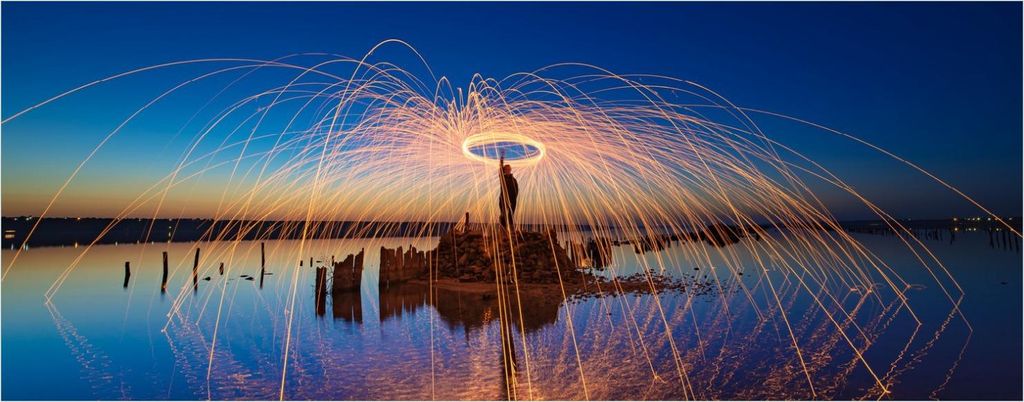 Wallario Poster - Feuerkreise am Wasser, Kunstdruck Größe: 50 x 125 cm