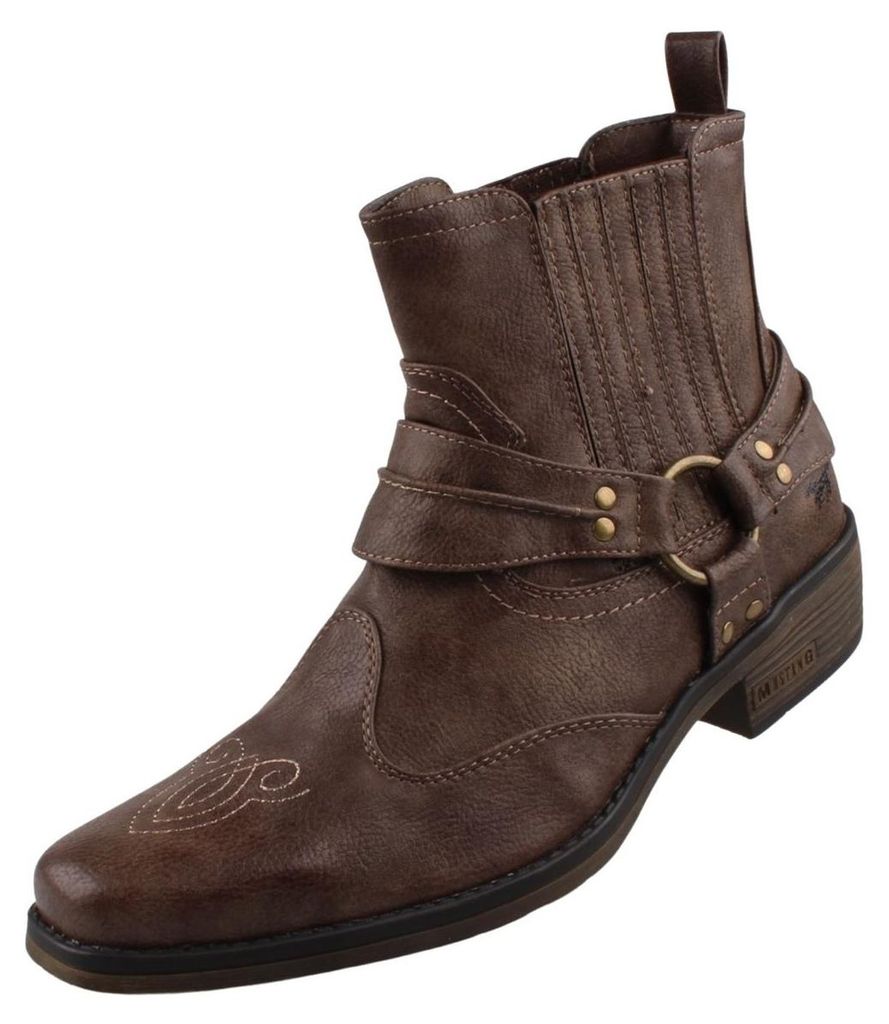 Das Bild zeigt einen braunen Stiefel aus einer seitlichen Perspektive. Der Stiefel hat eine robuste Struktur und eine angenehme Farbnuance die ihm ein klassisches Aussehen verleiht.