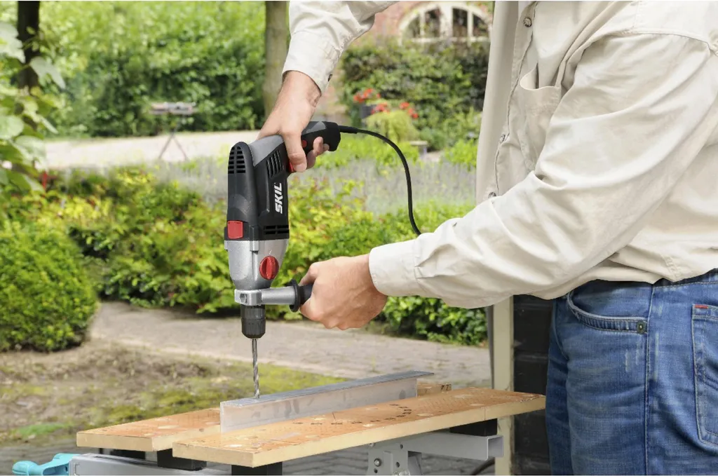 Perceuse filaire à percussion 900W SKIL avec set d'accessoires complet