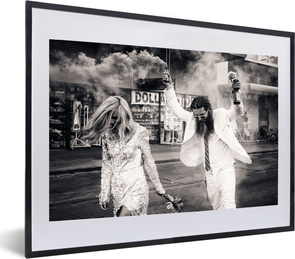 MuchoWow Gerahmtes Poster Las Vegas - Party - Ehepaar - Schwarz und weiß 60x40 cm - Poster mit Schwarzem Bilderrahmen Wandposter Rahmen Foto Bil...