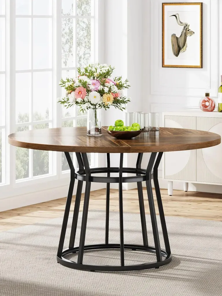 Table à manger marron moderne pour repas de famille chaleureux