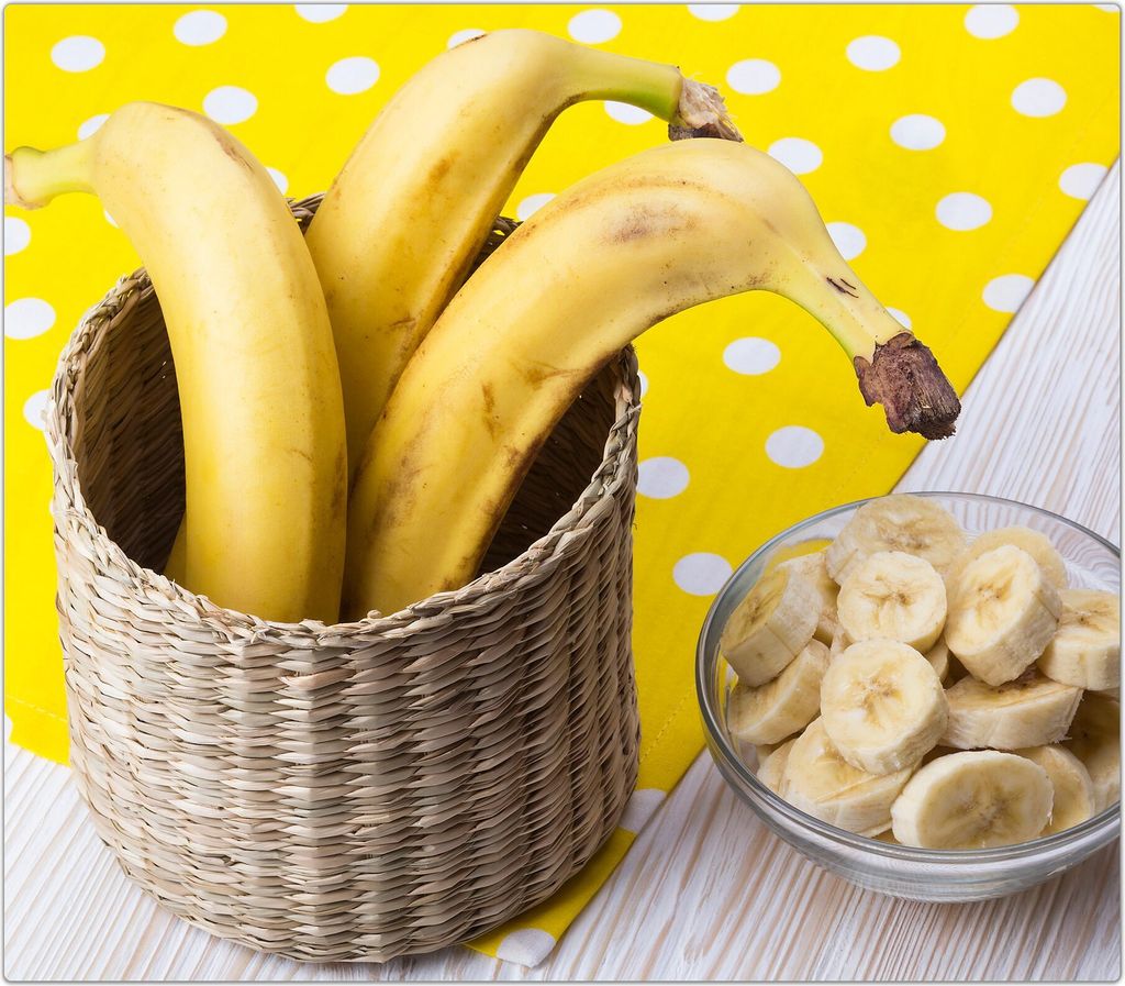 Spritzschutz Herdabdeckplatte Schneidebrett aus Glas Bananen in Korb 1-Teilig (60x52cm)