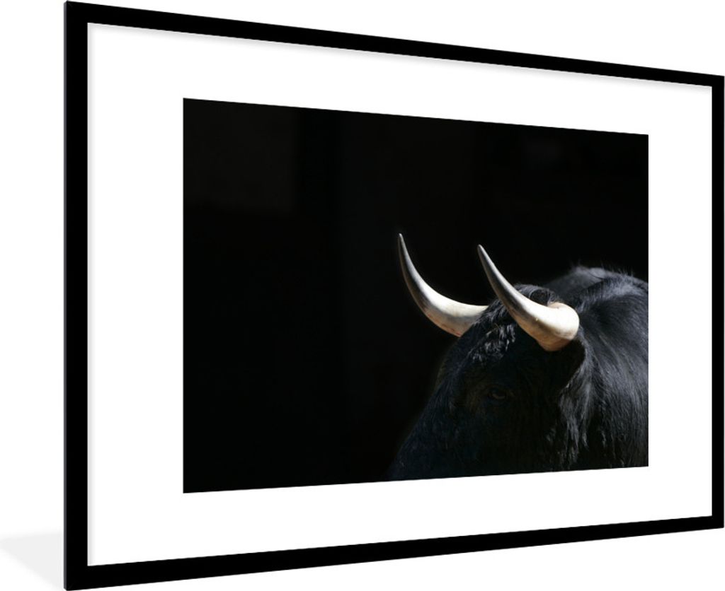 MuchoWow Gerahmtes Poster Ein Bild von einem schwarzen Stier vor einem schwarzen Hintergrund 90x60 cm - Poster mit Schwarzem Bilderrahmen Wandpos...