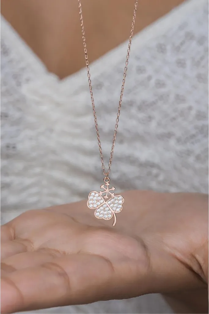 Collier trèfle argent avec zircone et flocon : un éclat givré luxueux