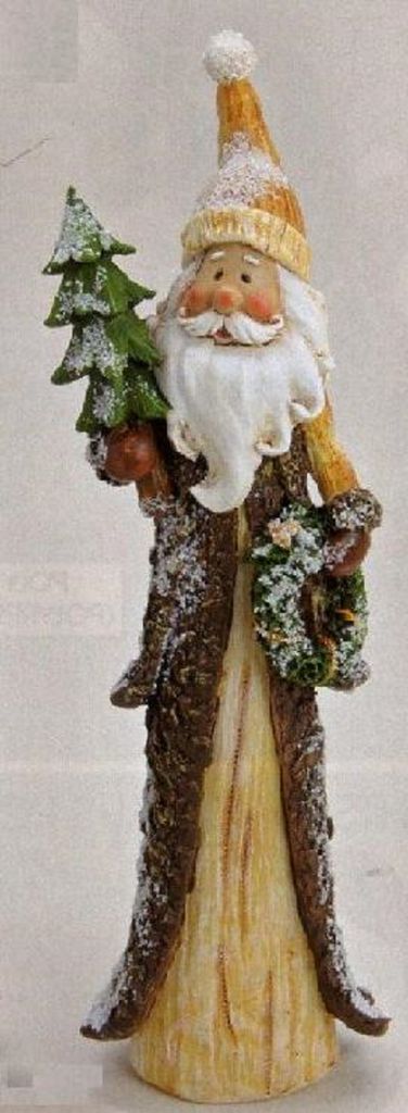 Weihnachtsmann mit braunen Mantel in Baumrinde und eine hellgelbe Mütze mit Schnee-Effekt.