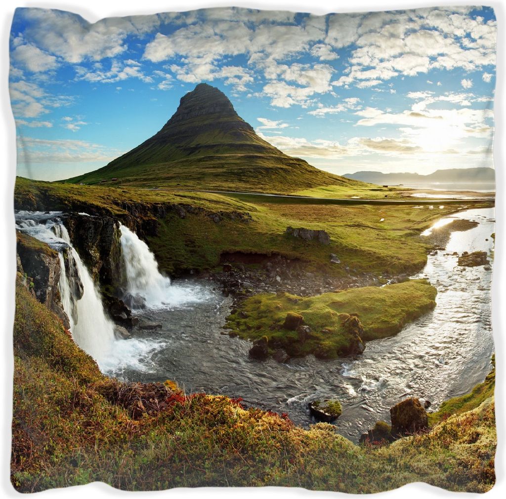 Wallario Premium Kissen, weiche Oberfläche, mit Motiv Island Panorama Fluss Berge und blauer Himmel, Größe: 60 x 60 cm, mit weißer Rückseite