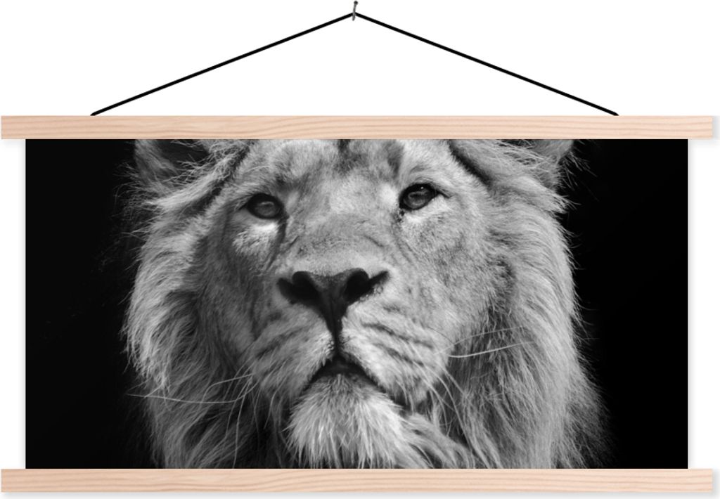 MuchoWow Textilposter Asiatischer Löwe vor schwarzem Hintergrund in Schwarz und Weiß 60x30 cm mit holzfarbenen Rahmen - Dekoration