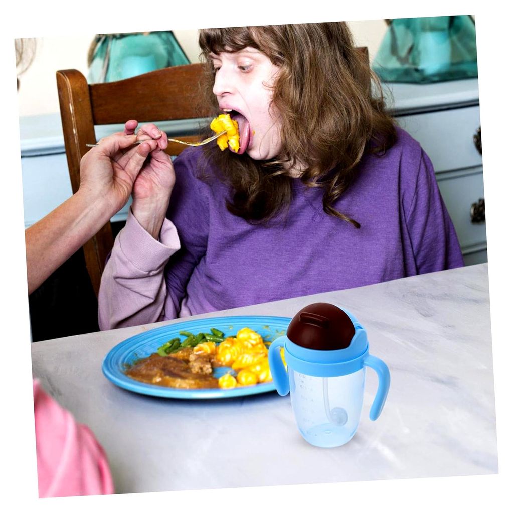 Auslaufsicherer Trinkbecher für Senioren mit Strohhalm und Griff für pflegebedürftige ältere Menschen