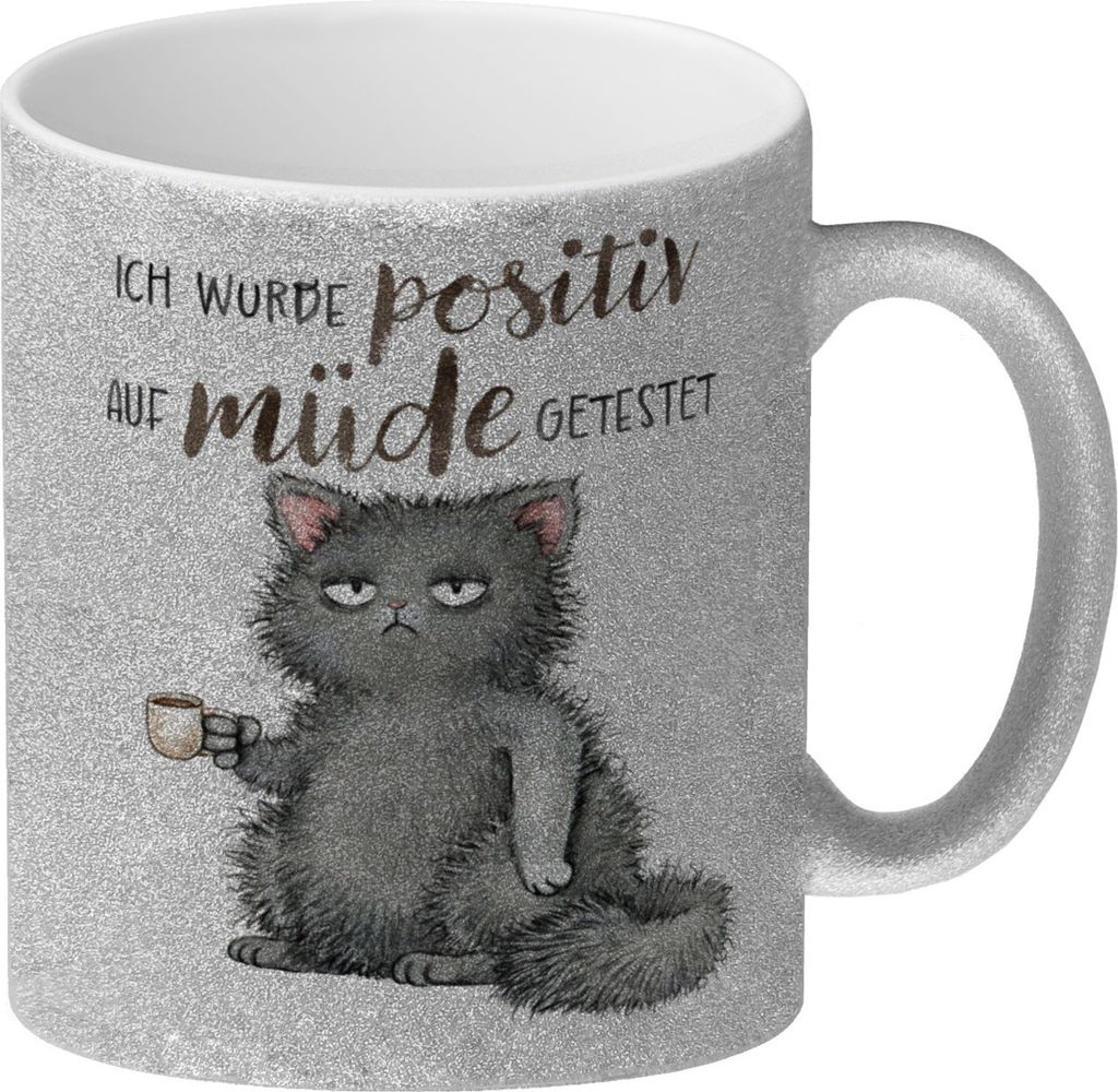 Katze mit Tasse Glitzer-Kaffeebecher mit Spruch positiv auf müde getestet
