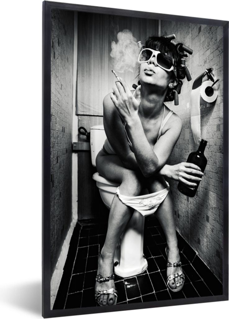 MuchoWow Gerahmtes Poster Frau - Vintage - Lockenwickler - Toilette - Zigarette 60x90 cm - Poster mit Schwarzem Bilderrahmen Wandposter Rahmen Fo...