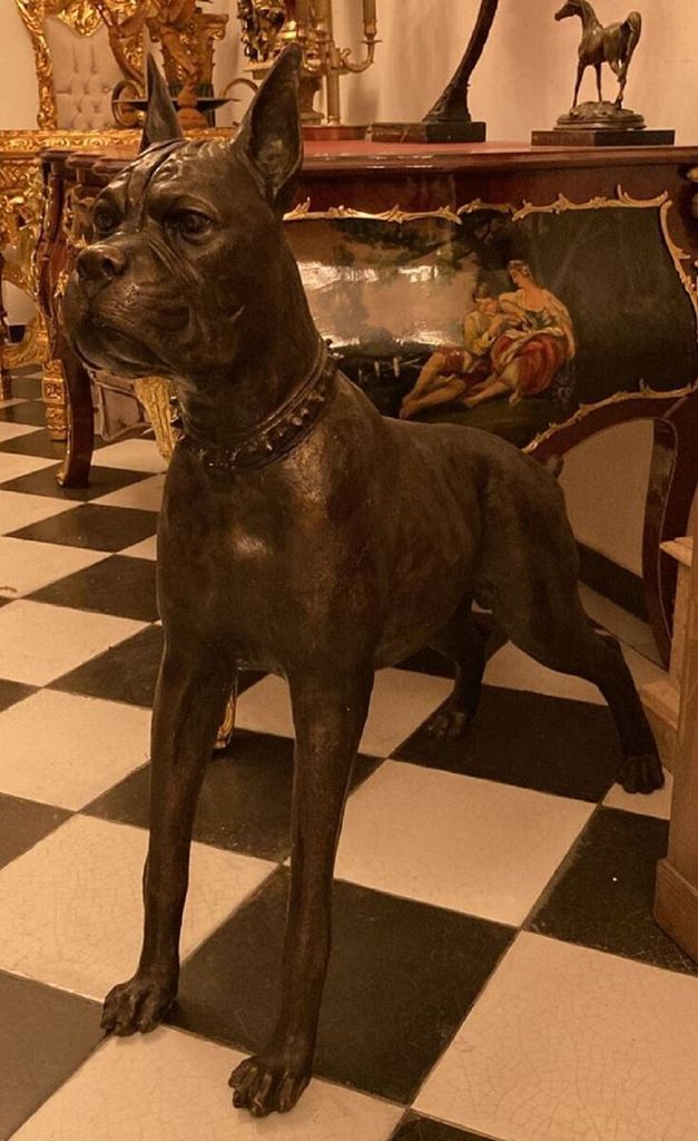 Casa Padrino Luxus Bronze Skulptur Boxer Hund Bronzefarben 85 x 28 x H. 95 cm - Bronze Dekofigur - Wohnzimmer Dekofigur - Wohnzimmer Deko Accessoir...