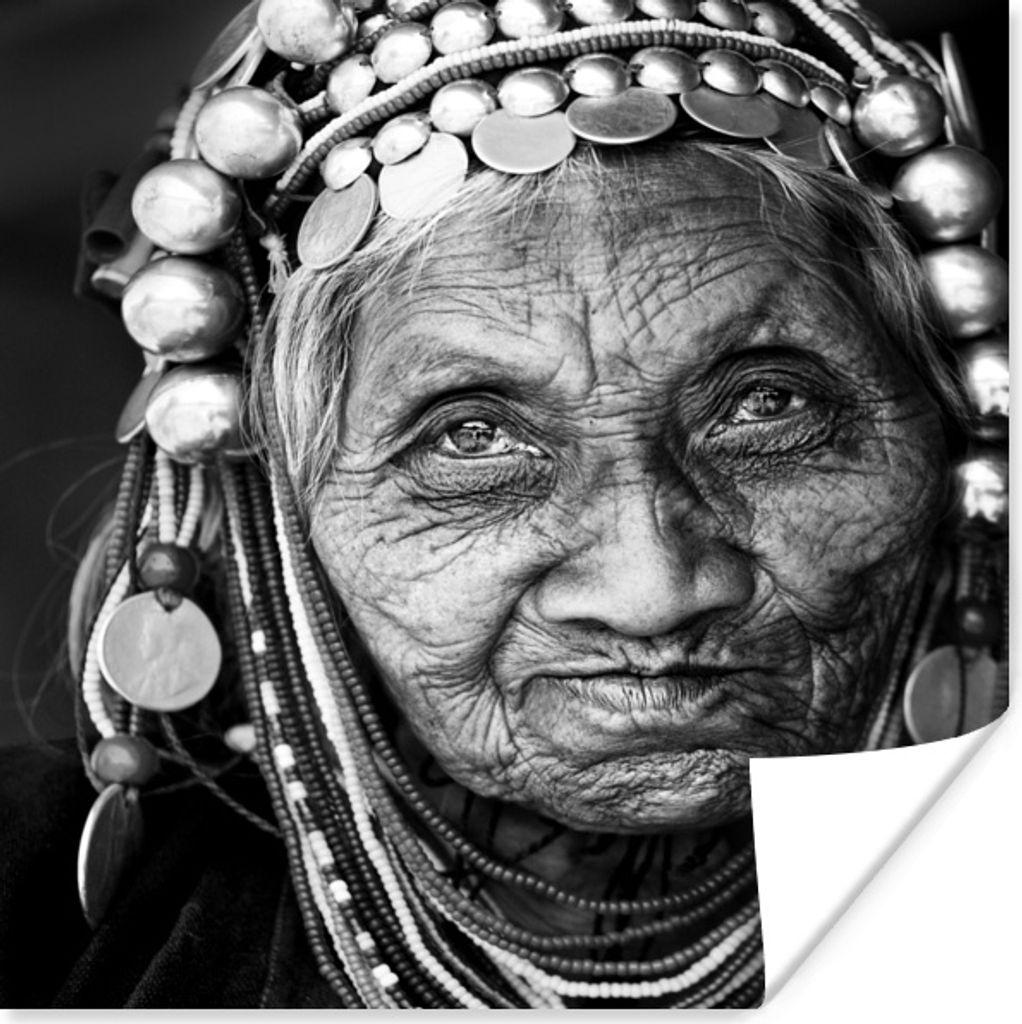 MuchoWow Poster Porträt einer Frau mit verwittertem Gesicht und Kopfbedeckung in Schwarz-Weiß 90x120 cm - Wohnzimmer