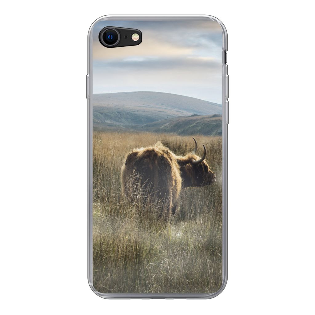 MuchoWow Handyhülle Schutzhülle Hülle für iPhone 8 Schottische Highlander - Nebel - Gras Silikon Softcase Handy Hülle - Schutzhaube