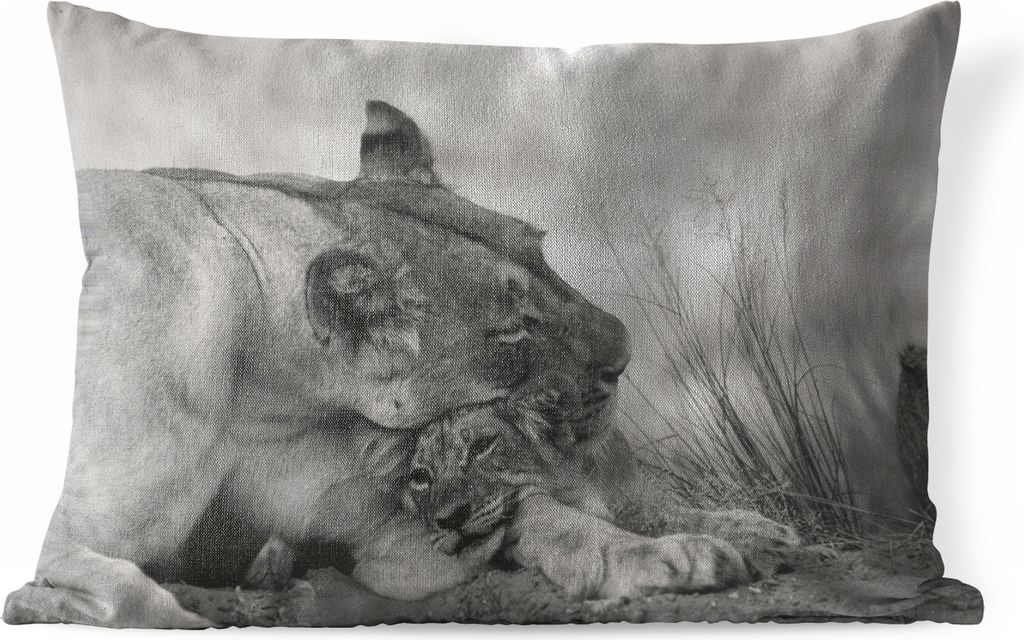 MuchoWow Outdoor Kissen - Löwin - Jungtier - Schwarz - 50x30 cm - Wetterfest - Lounge Kissen - Sofa kissen - Wohnzimmer Dekoration