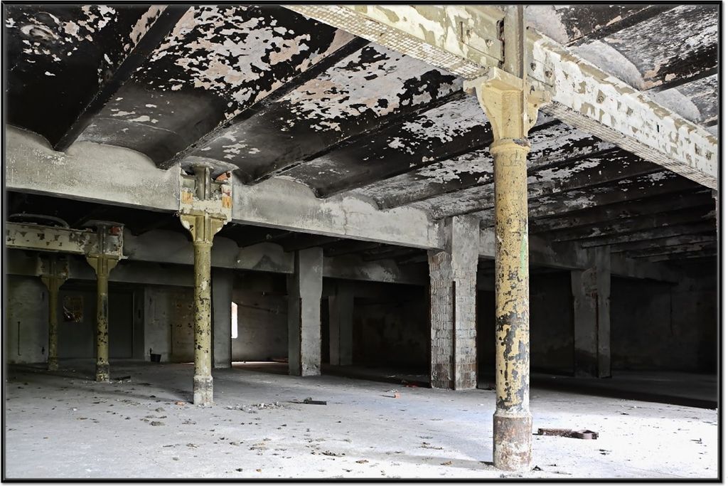 Wallario Wandbild Verlasse Brauerei - Alte Industriehalle, Größe: 61 x 91,50 cm, Poster mit schwarzem Aluminiumrahmen