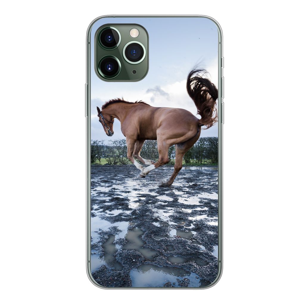 MuchoWow Handyhülle Schutzhülle Hülle für iPhone 11 Pro Ein bockendes Pferd in den Pfützen Silikon Softcase Handy Hülle - Handy