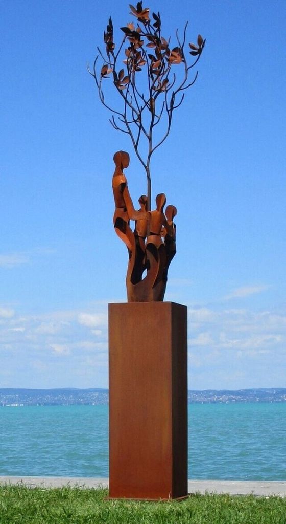 Casa Padrino XXL Garten Deko Metall Skulptur Freunde am Baum auf Säule Rost H. 260 cm