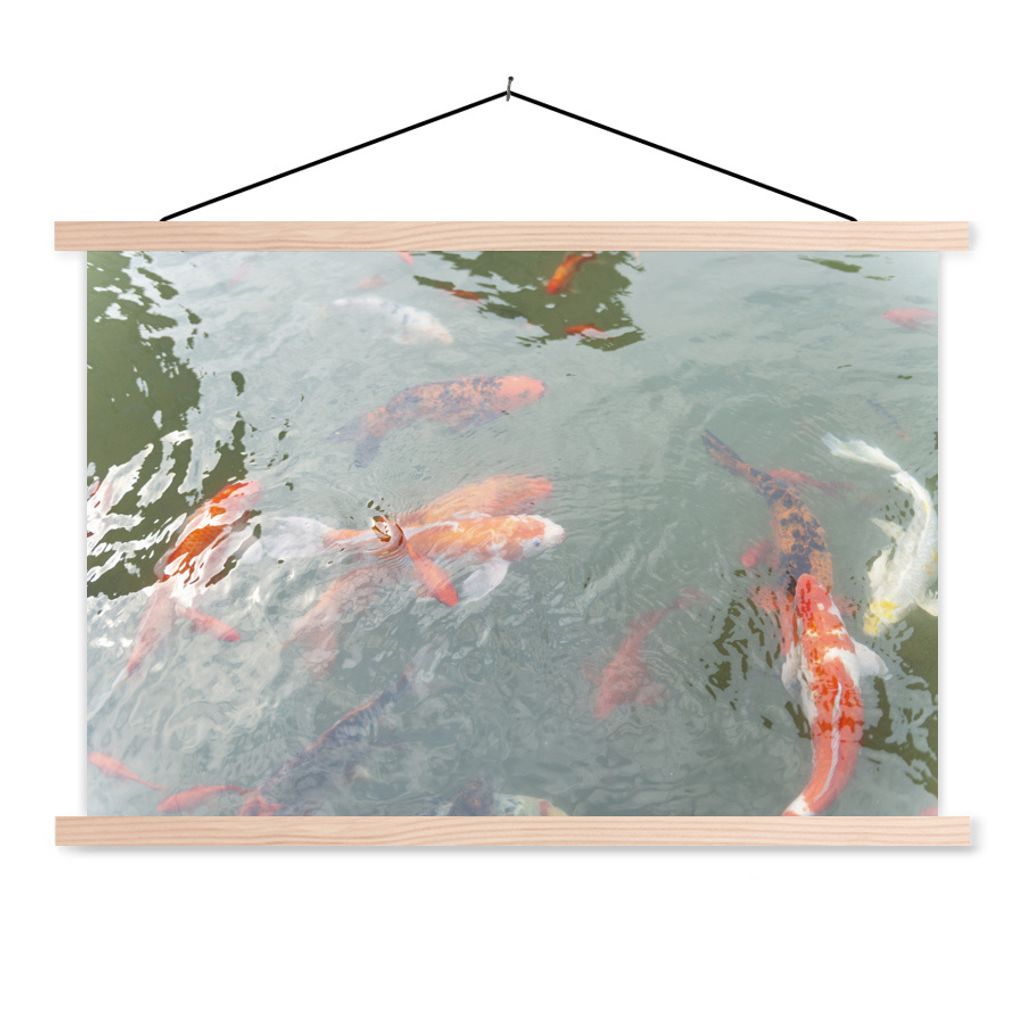 MuchoWow Textilposter Eine Gruppe von Koi-Karpfen in einem Teich 120x80 cm mit holzfarbenen Rahmen - Aufhängeset