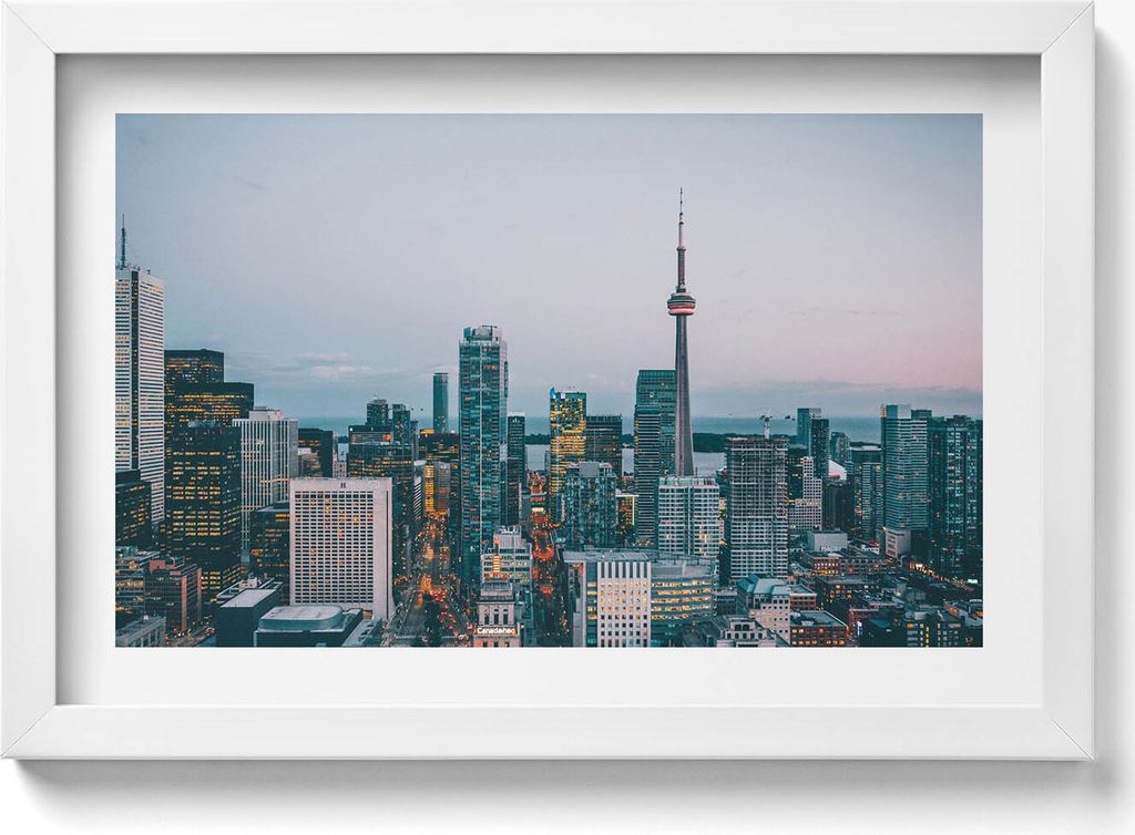 Panorama der Stadt am Abend– Wandbild mit Rahmen – Gerahmtes Bild – Wanddekoration – 30x20 cm – Weiß Rahmen