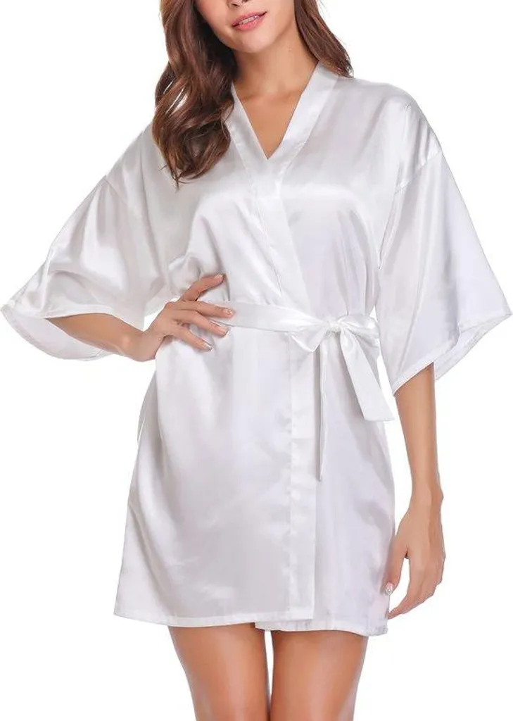 Vêtement de nuit court en satin fluide avec ceinture réglable cérémonie