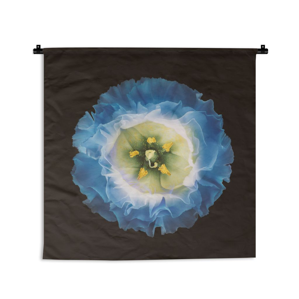 MuchoWow Wandteppich Wandbehang Eine Nahaufnahme einer blauen Blume auf schwarzem Hintergrund 150x150 cm Tapisserie Dekoration Wandtuch - Wohnacc...