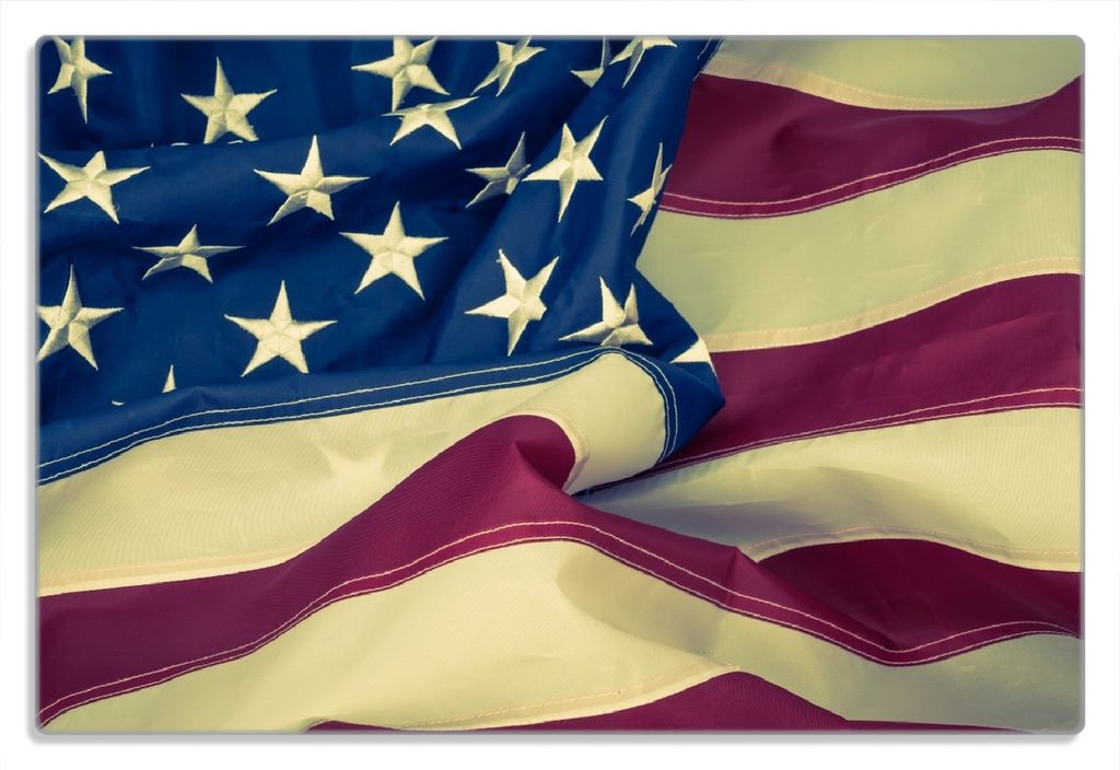 Wallario Frühstücksbrettchen aus Glas 20 x 30 cm mit rutschfesten Füßen, Motiv Amerikanische Flagge im Wind