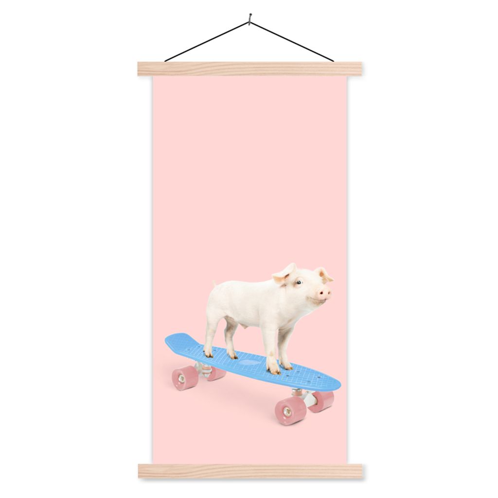 MuchoWow Textilposter Schwein - Rosa - Skateboard - Blau - Tiere 40x80 cm mit holzfarbenen Rahmen - Wohnzimmer