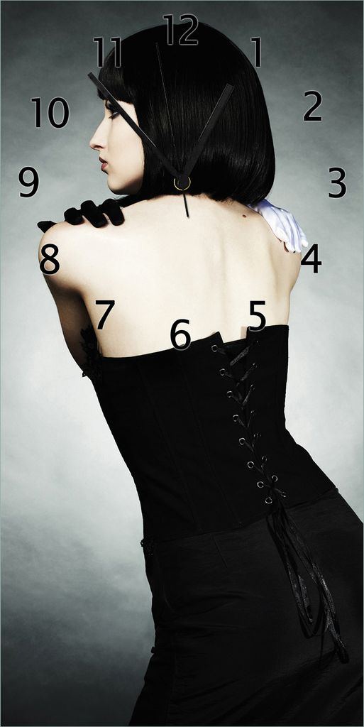 Wallario Design Wanduhr bedruckt, Größe 30 x 60 cm, Motiv: Schöne Frau im schwarzen Kleid zeigt ihren Rücken