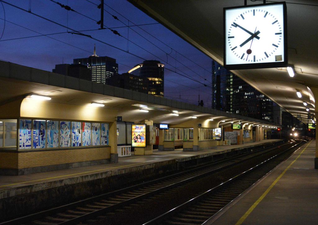 hansepuzzle 14172 - Bahnhof bei Nacht Puzzle, 260 Teile, Orte, 41,0 x 28,0cm mit hochwertiger Aufbewahrung, Kartonbox & Beutel