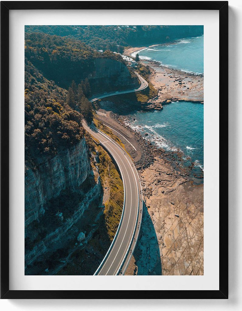 Straße am Meer aus der Vogelperspektive– Wandbild mit Rahmen – Gerahmtes Bild – Wanddekoration – 60x80 cm – Schwarz Rahmen