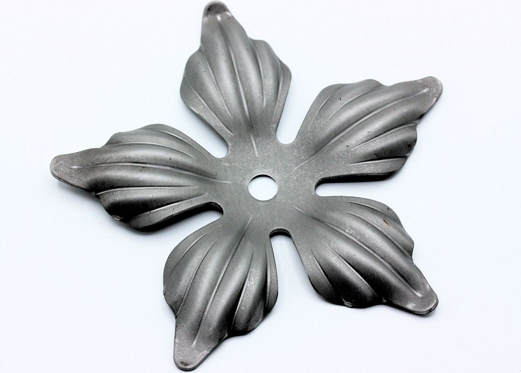 UHRIG Dekorative Rosette aus Stahl Schmiedeeisen Ornament Eisen-Kunst