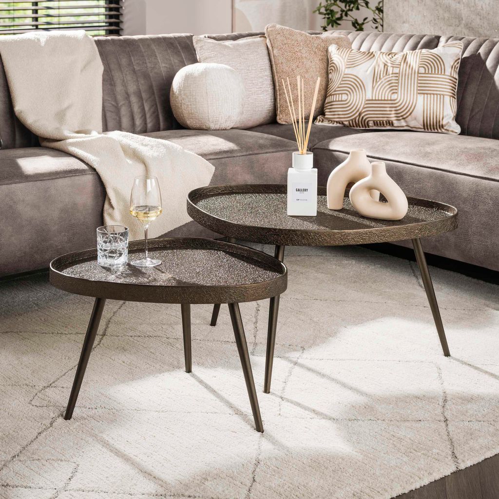 Hoyz Collection – Dreieckiger Couchtisch Contour, 2er-Set – Bronze Liquid Metal
