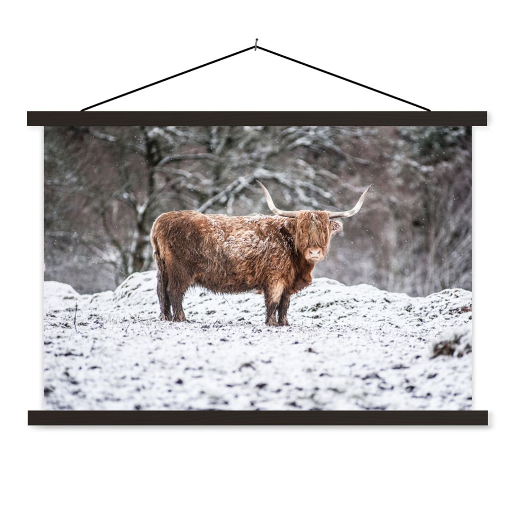 MuchoWow Textilposter Schottischer Highlander - Baum - Schnee 60x40 cm mit schwarzem Rahmen - Hölzernes