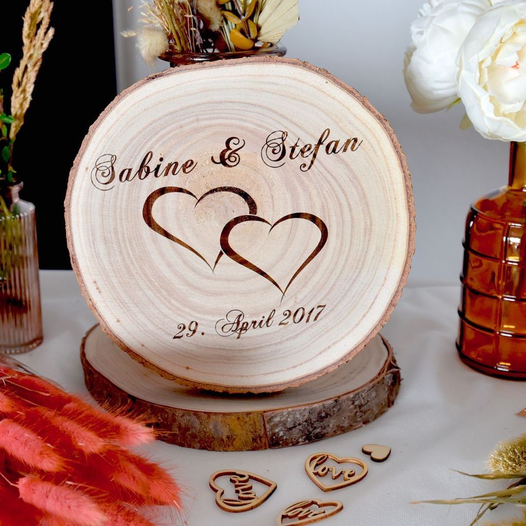 Baumscheibe mit Gravur Doppelherz Namen und Datum Hochzeit Jahrestag