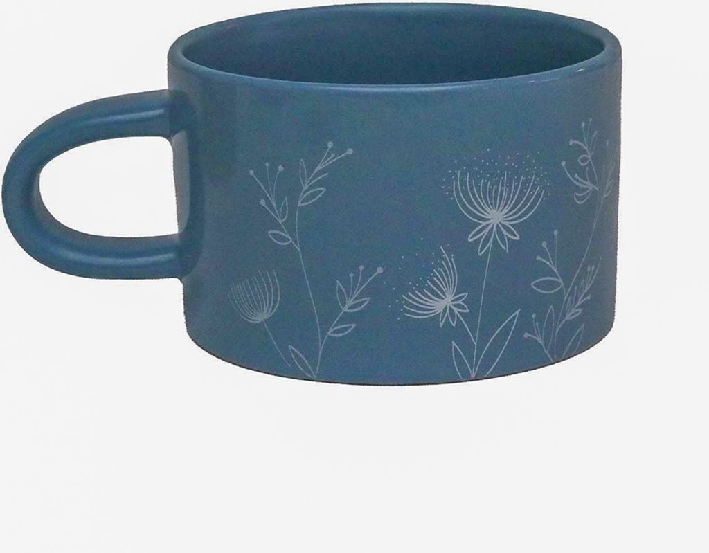 Blauer Becher mit Pflanzendekoration