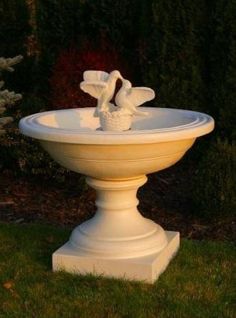 Casa Padrino Barock Springbrunnen mit dekorativen Tauben Beige Ø 102 x H. 110 cm - Prunkvoller Gartenbrunnen im Barockstil - Runder Gartendeko Ste...