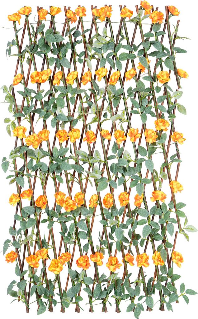 Sichtschutz aus Weide mit Blättern und orangenen Blüten