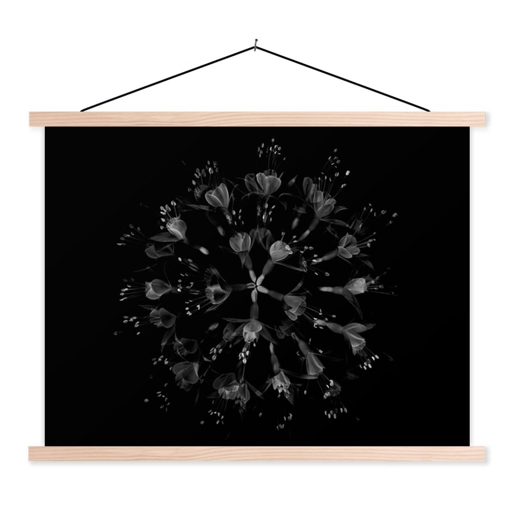 MuchoWow Textilposter Blume - Lila - Blau - Makro - Schwarz 120x90 cm mit holzfarbenen Rahmen - Magnetisch
