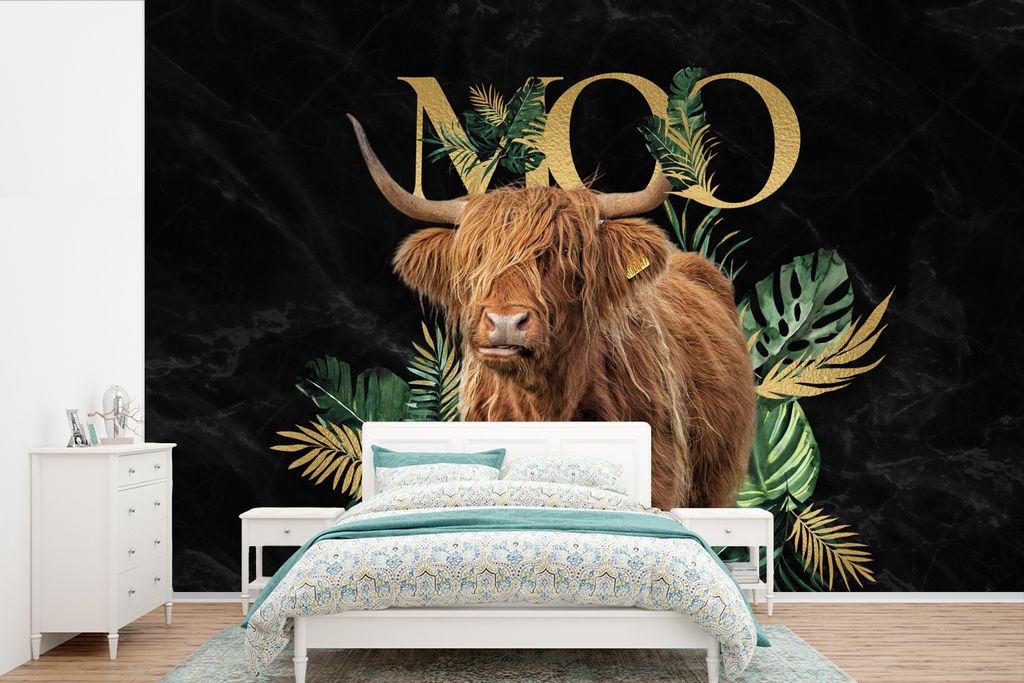 MuchoWow Fototapete für Wohnzimmer oder Schlafzimmer Wandtapete Vinyl Motivtapete Schottischer Hochländer - Monstera - Gold - 360x240 cm - Viny...