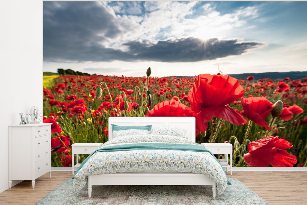 MuchoWow Fototapete für Wohnzimmer oder Schlafzimmer Wandtapete Vinyl Motivtapete Mohnblumen vor einem dramatischen, stürmischen Himmel - 320x2...