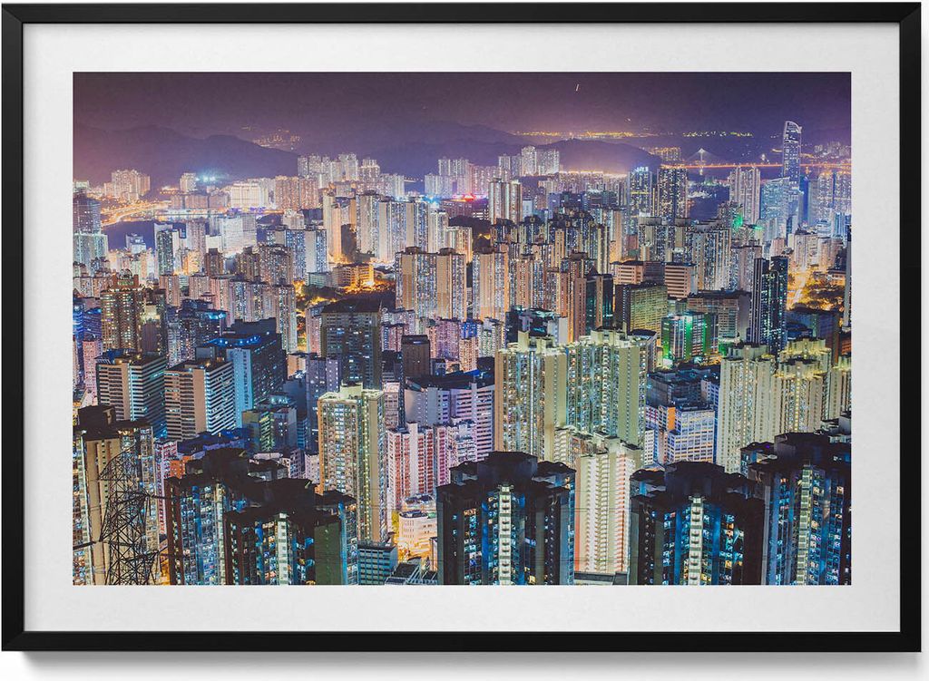 Beleuchtete Stadt bei Nacht– Wandbild mit Rahmen – Gerahmtes Bild – Wanddekoration – 100x70 cm – Schwarz Rahmen