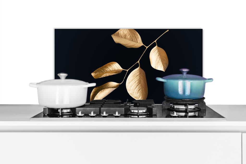 KitchenYeah Spritzschutz Küche - Küchenrückwand - Wandschutz für Herd und Spüle - Blätter - Zweig - Gold - Luxus 70x30 - Alu-Dibond (Altern...