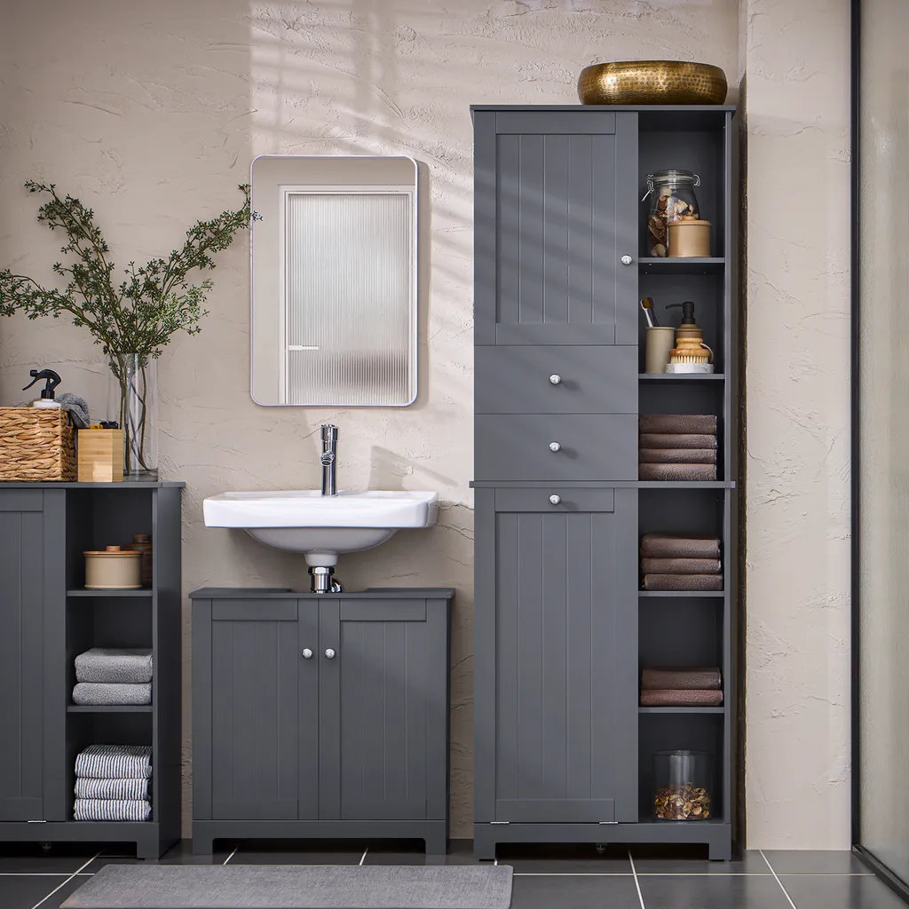 Solution rangement salle de bain étroite : armoire haute et bac à linge