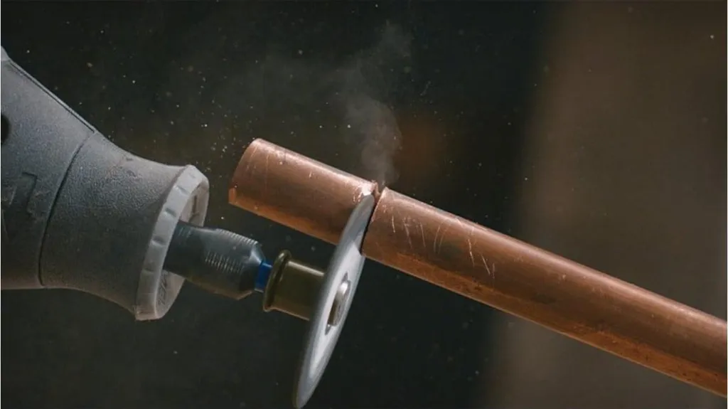 Kit Dremel SC725 : la solution 70 pièces pour couper et poncer sans effort