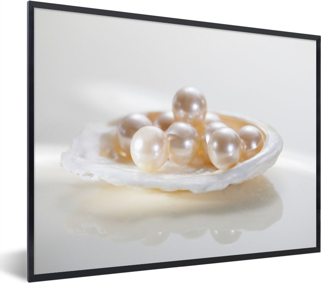 MuchoWow MuchoWow Gerahmtes Poster Perlen in weißer Muschel 40x30 cm - Poster mit zchwarzem Bilderrahmen - Kunstposter - Wanddekorationen