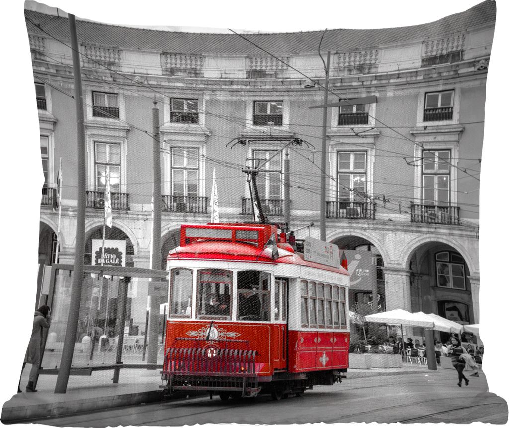 MuchoWow Zierkissen Sofakissen Wohnzimmer Dekokissen 60x60 cm Schwarz-Weiß-Foto mit einer roten Straßenbahn - Sitzfläche - Foto Polster