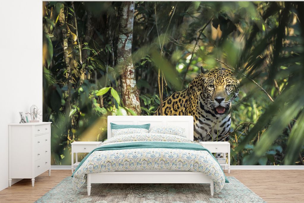 MuchoWow Fototapete für Wohnzimmer oder Schlafzimmer Wandtapete Vinyl Motivtapete Versteckter Jaguar im Dschungel - 350x260 cm - Wohnzimmer-Tapete