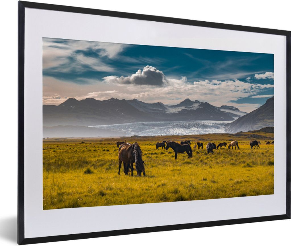 MuchoWow Gerahmtes Poster Island - Berge - Pferde 60x40 cm - Poster mit Schwarzem Bilderrahmen Wandposter Rahmen Foto Bilder - Schlafzimmer - Pla...
