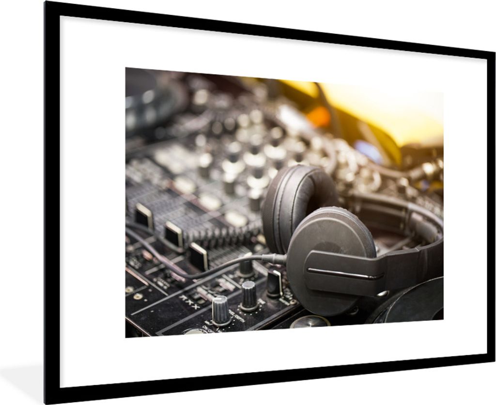 MuchoWow Gerahmtes Poster Graue Kopfhörer an einem Mischpult 90x60 cm - Poster mit Schwarzem Bilderrahmen Wandposter Rahmen Foto Bilder - Wandde...